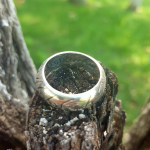 Inel argint Elvish love ”One ring to bind us, one ring to twine us in #everlasting love” este mesajul gravat pe acest inel de argint, in limba elfilor. Fabricat in Marea Britanie din argint 925.