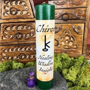 Lumanare ritualica astrologica Chiron - Vindecare si Intelepciune, verde, 18x3.8 cm