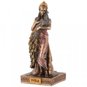 Statueta din rasina de culoarea bronzului care reprezinta zeita greaca Hera cu animalul ei simbolic. paunul, la picioarele .Ochii de pe penele paunului sunt ochii slujitorului ei ucis candva, cu o suta de ochi, Argos. Fruntea ei este impodobita cu o tiara