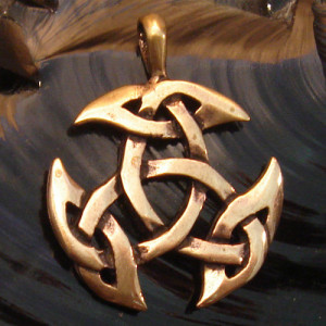 Pandantiv celtic bronz Triunghi deschis 4cm
