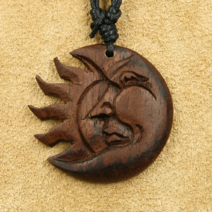 Pandantiv sculptat manual din lemn Luna si Soare - Eclipsa 4 cm - Img 2