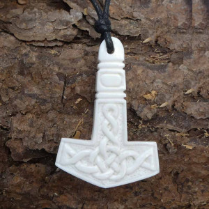 Pandantiv sculptat manual din os Ciocanul lui Thor cu nod celtic 5cm