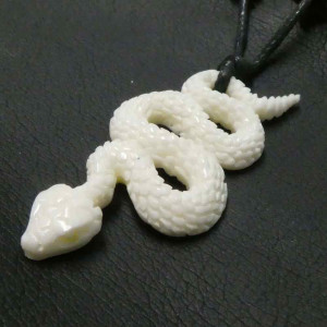 Pandantiv sculptat manual din os Sarpe - alb 6cm - Img 2