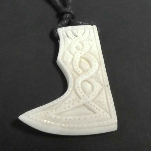 Pandantiv sculptat manual din os Topor de Lupta 4cm