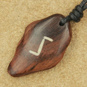 Pandantiv talisman din lemn cu runa Sowilo 4cm