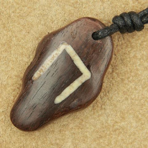 Pandantiv talisman din lemn cu runa Uruz 4cm