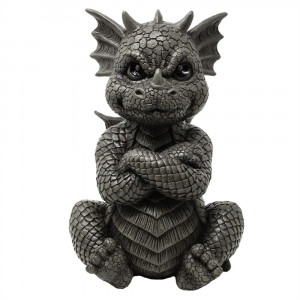Statueta de gradina cu dragon stand jos cu mainile incrucisate si cu fata incruntata