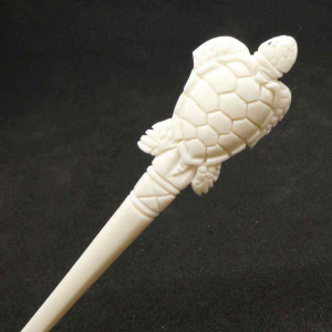 Accesoriu pentru par din os, cu model in forma de broasca testoasa intr-un capat si ascutit in capatul opus, cu dimensiunea de 16 cm.