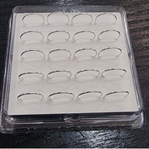 Cercel piercing pentru nas din argint   Origine Spania.  Dimensiune: ca. 10 mm.  Pretul este pentru un singur cercel.