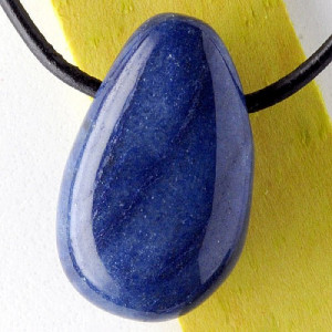 Pandantiv din piatra semipretioasa Quartz albastru pentru protectie si calmitate iar dimensiunea este de ca. 28 mm.