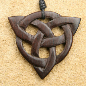 Pandantiv sculptat manual din lemn Model Celtic Triquetra 4 cm - Img 2