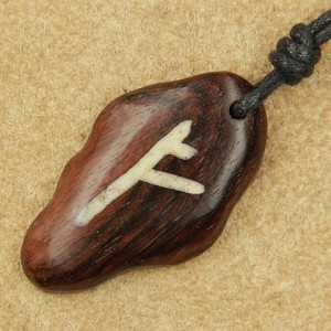 Pandantiv talisman din lemn cu runa Fehu, 4cm
