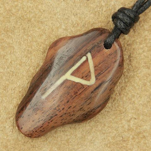 Pandantiv talisman din lemn cu runa Wunjo 4cm