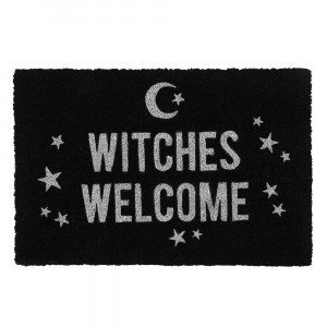 Un pres negru din fibra de cocos cu un design incantator si textul „Witches Welcome'”.