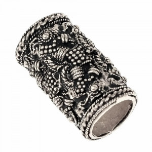Aceasta bijuterie vikinga Motiv Corbi din bronz placat cu argint este destinata in special barbatilor, pentru barba, dar poate fi folosita si de femei pentru a prinde suvite de par.