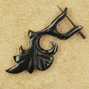 Cercel sculptat manual din corn de bivol Fantasy 5 cm