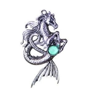 Pandantiv cu lantisor Kelpie , cristal sintetic verde, talisman pentru pasiune si libertate, 4.5 cm