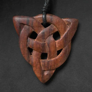 Pandantiv sculptat manual din lemn Model Celtic Triquetra 4 cm