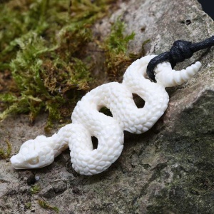 Pandantiv sculptat manual din os Sarpe - alb 6cm - Img 1