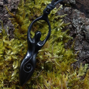 Pandantiv sculptat manual din os Zeita Lunii - negru 7cm - Img 3