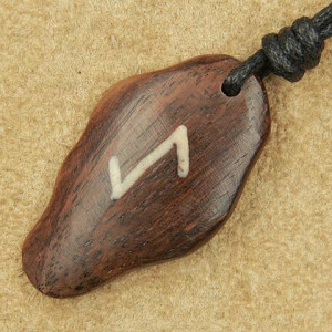Pandantiv talisman din lemn cu runa Eiwaz 4cm