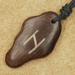 Pandantiv talisman din lemn cu runa Hagalaz 4cm