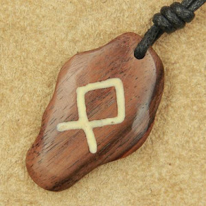 Pandantiv talisman din lemn cu runa Othala 4cm