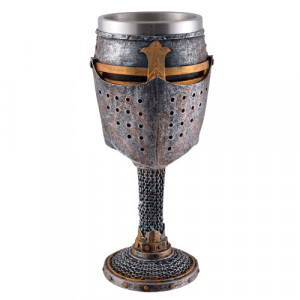 Pocal medieval de rasina cu interior de inox, ce are model de cavaler cruciat, de culoare gri, auriu si negru, cu dimensiunea de 10 cm.