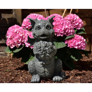 statueta dragonas oferind trandafiri