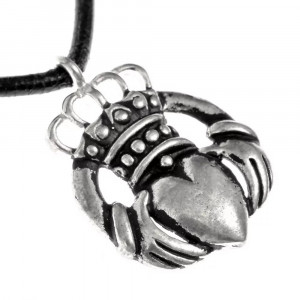 Amuleta irlandeza din bronz placat cu argint Claddagh