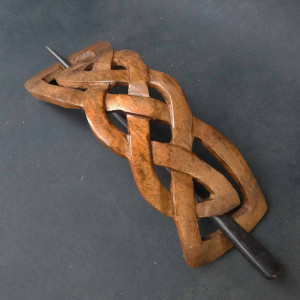 Clama de par sculptata manual din lemn, inchidere cu ac, Nod Celtic 10 cm
