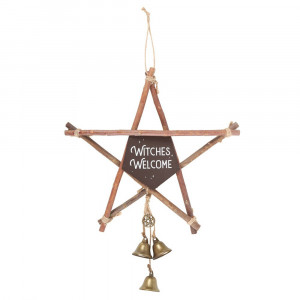 O decortiune in forma de pentagrama din lemn cu cuvintele „Witches Welcome” cu un set de 3 clopote din alama si o pentagrama din alama. Acest semn de bun venit poate fi folosit pentru a decora casa pentru Solstitiul de iarna, sarbatoarea antica pagana cun