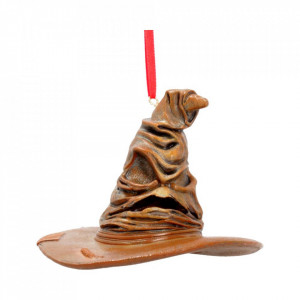 Decoratiune cu agatatoare din rasina licenta Harry Potter, in forma de personajul Sorting Hat, de culoare maro si cu dimensiunea de 9 cm.