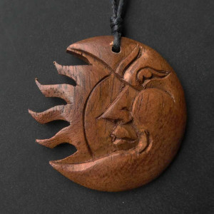 Pandantiv sculptat manual din lemn Luna si Soare - Eclipsa 4 cm