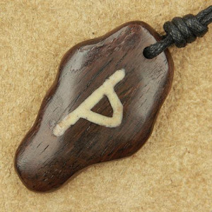 Pandantiv talisman din lemn cu runa Thurisaz 4cm