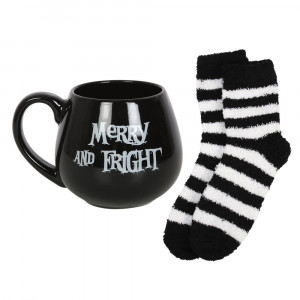 Relaxati-va in noptile infricosatoare de iarna cu acest set cadou de cana si sosete. Include o cana neagra cu text infricosator „Merry and Fright” si o pereche asortata de sosete pufosi cu dungi albe si negre. 