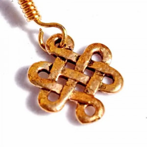 Cercei din bronz delicati cu un model celtic