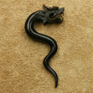 Cercel flesh sculptat manual din corn de bivol Dragon, grosime 5 mm