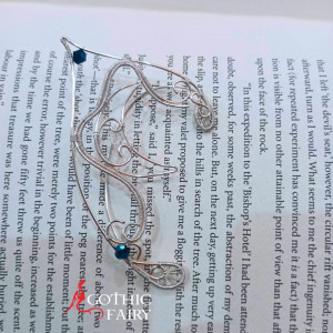 Cercel pe ureche lucrat manual  elf Moon  Cercei eleganti si delicati, perfecti pentru a adauga un pic de stralucire in plus look-ului tau de zi cu zi.  Materiale : sarma placata cu argint tratata impotriva oxidarii si sticla