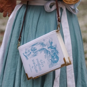 Geanta Carte Alice in Wonderland – geanta de mana si geanta de umar eleganta violet - Img 3