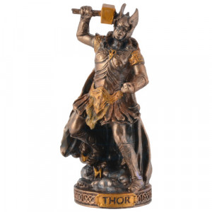 Mini statueta din rasina de culoarea bronzului reprezentand zeul nordic Thor cu ciocanul sau, dimensiune 9 cm 