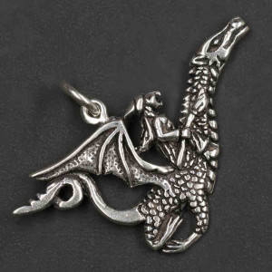 Pandantiv argint Vrajitoarea si Dragonul Ei 5 cm