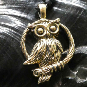Pandantiv bronz Bufnita pe cerc 4cm