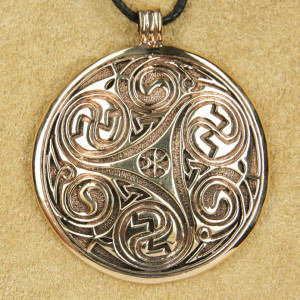 Pandantiv bronz Triskelion rotund 5.7cm - Img 1