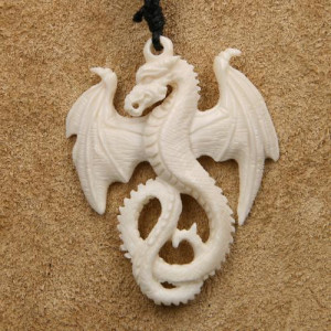Pandantiv sculptat manual din os Dragon inaripat 5 cm