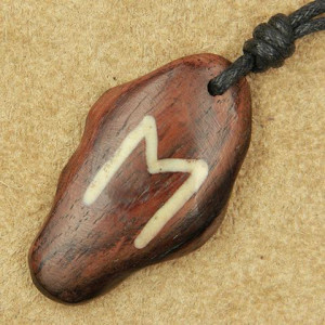 Pandantiv talisman din lemn cu runa Ehwaz 4cm