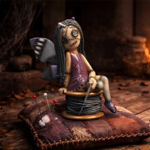Statueta papusa Voodoo Stitchy Belle din colectia The Stitchlings – decor gotic fantasy , 11.4 cm - Img 7