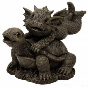 statueta dragonas jucandu-se cu o broscuta testoasa