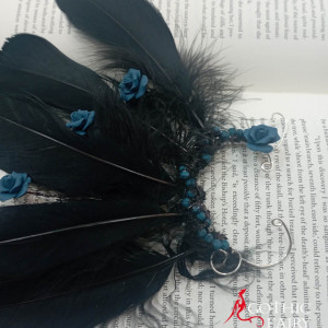 Cercel pe ureche lucrat manual, model statement cu pene negre, Corb - Img 2