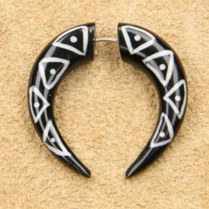 Cercel piercing fals sculptat manual din corn de bivol Semiluna 3 cm - Img 2